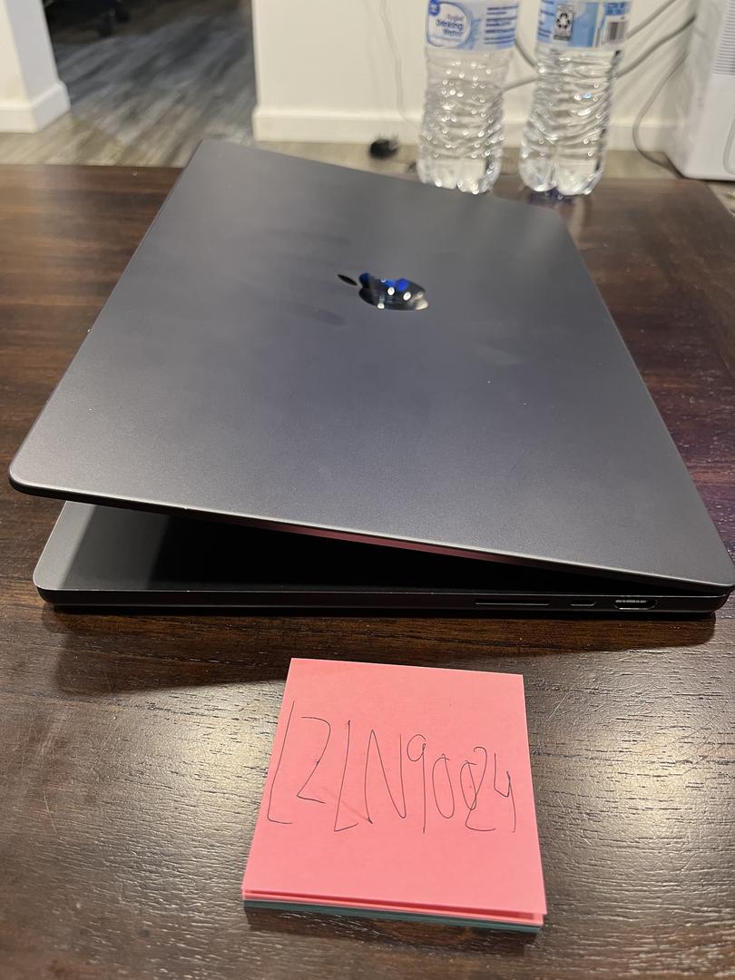 MacBook Pro 2024 - 16", color Space Black