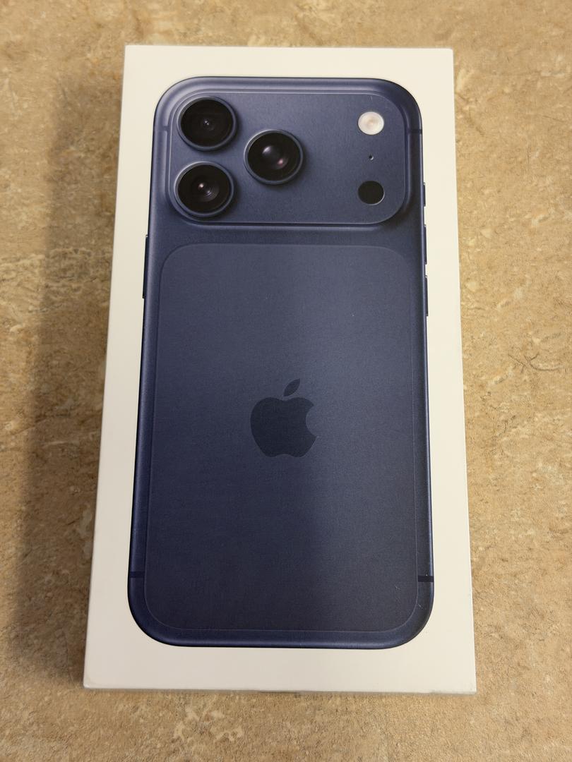 Apple iPhone 17 Pro, color Deep Blue