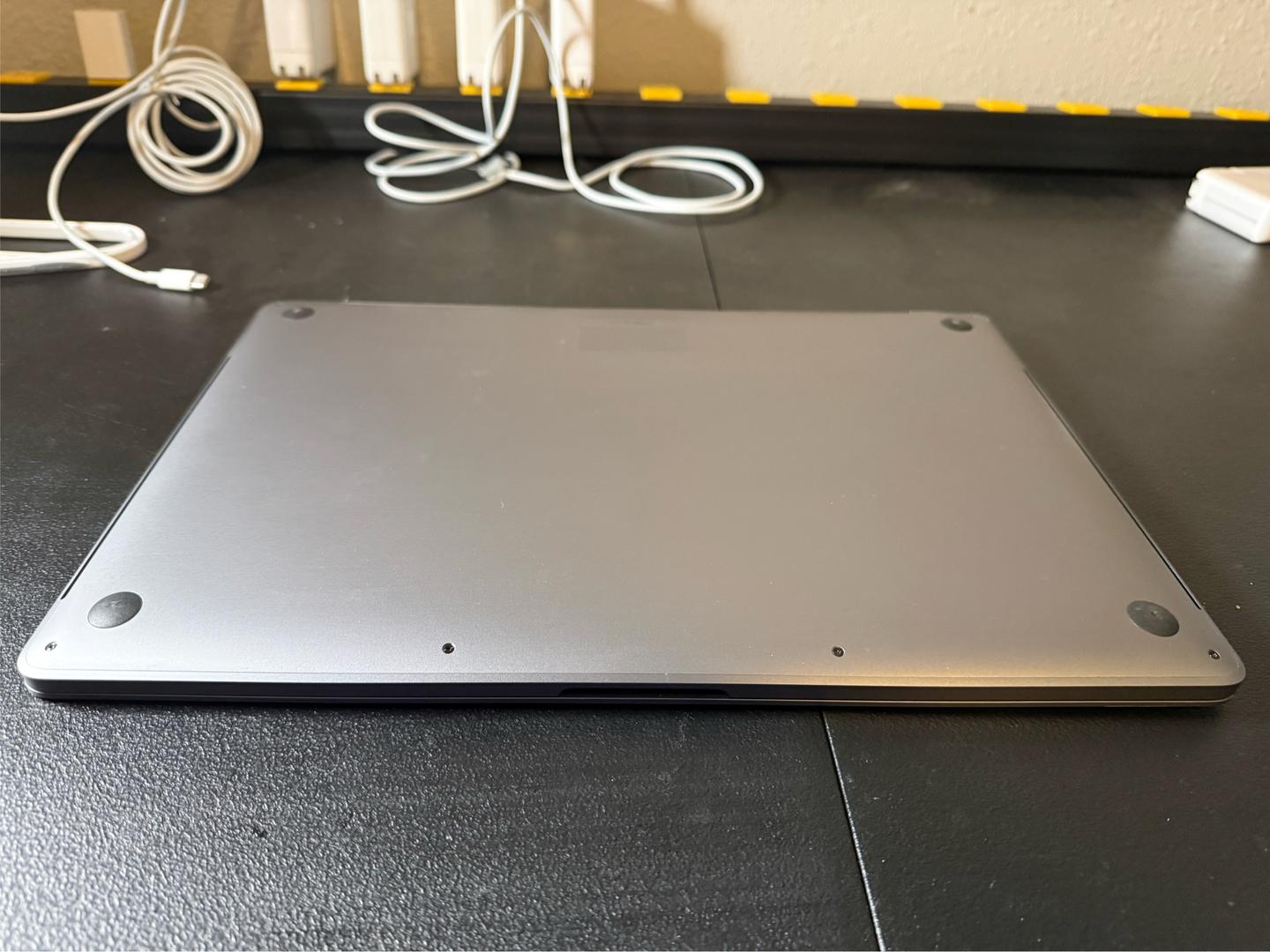 MacBook Pro 2019 - 16", color Gray
